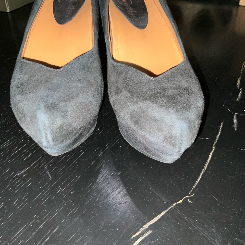 Earthies, Sexy Black Suede Platform Pumps - Picture 4 of 6